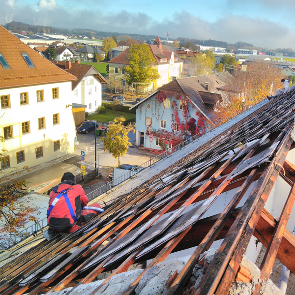 Abbrucharbeit fachgerecht durch Firma Viehauser ✓Abbrucharbeit ✓Entkernung ✓Innenraumentkernung ✓Eternitdach ✓Facharbeiter ✓Materialentsorgung ✓Hausabriss ✓Hausabbruch