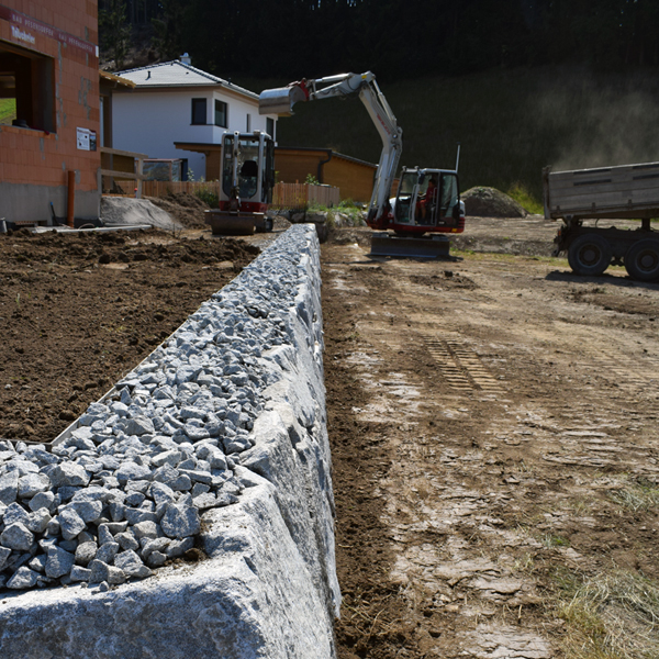 Gartengestaltung mit Firma Viehauser ✓Natursteinmauer ✓gesiebter Humus ✓Rasen ✓Rollrasen ✓Begrünung ✓Baumschnitt ✓Granitsteine ✓Naturstufen