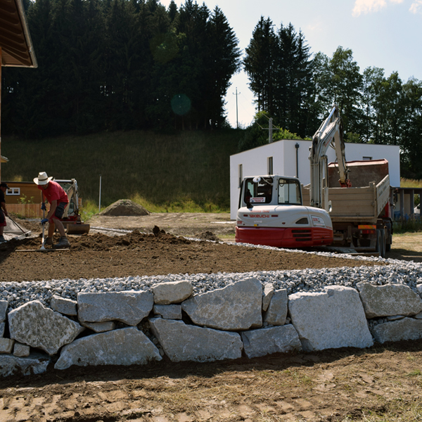 Gartengestaltung mit Firma Viehauser ✓Natursteinmauer ✓gesiebter Humus ✓Rasen ✓Rollrasen ✓Begrünung ✓Baumschnitt ✓Granitsteine ✓Naturstufen