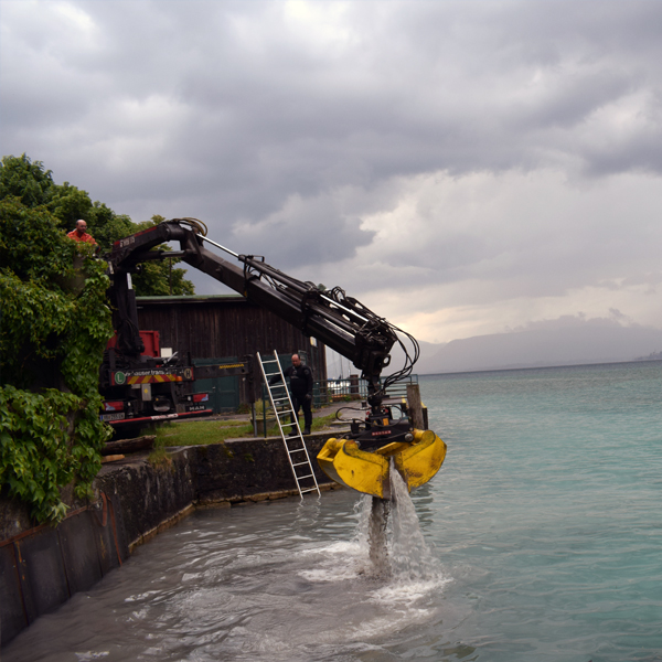 Seearbeiten / Arbeiten am Wasser mit Firma Viehauser ✓Pilotierung ✓Kranarbeiten ✓Versenken ✓Piloten ✓ Ufermauer ✓Uferstabilisierung ✓Stegbau ✓Bootsanlegestellen ✓Badeplatz