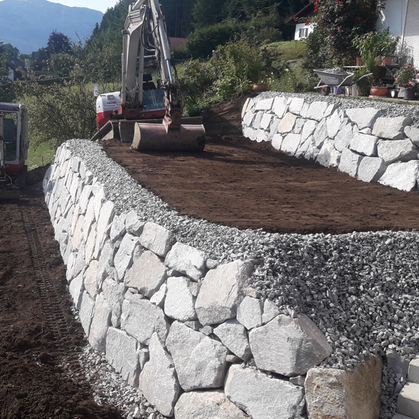 Gartengestaltung mit Firma Viehauser ✓Natursteinmauer ✓gesiebter Humus ✓Rasen ✓Rollrasen ✓Begrünung ✓Baumschnitt ✓Granitsteine ✓Naturstufen