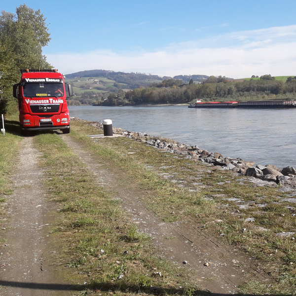 Seearbeiten / Arbeiten am Wasser mit Firma Viehauser ✓Pilotierung ✓Kranarbeiten ✓Versenken ✓Piloten ✓ Ufermauer ✓Uferstabilisierung ✓Stegbau ✓Bootsanlegestellen ✓Badeplatz